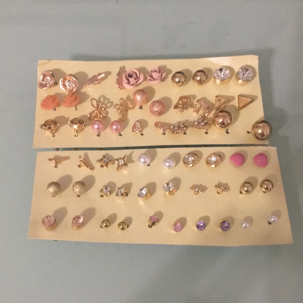 Earring pack. 30 pairs